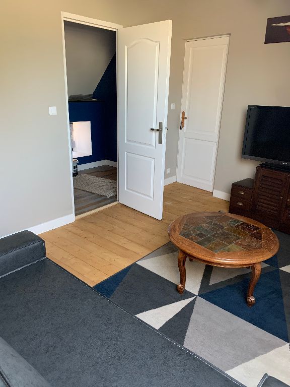 Le salon de Port Mélite et l'accès à sa salle de bain Le salon de Port Mélite et l'accès à sa salle de bain