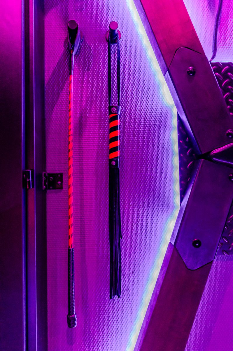 Corde de bondage, menottes, fouet,, cravaches sont à portée de main... Corde de bondage, menottes, fouet,, cravaches sont à portée de main...