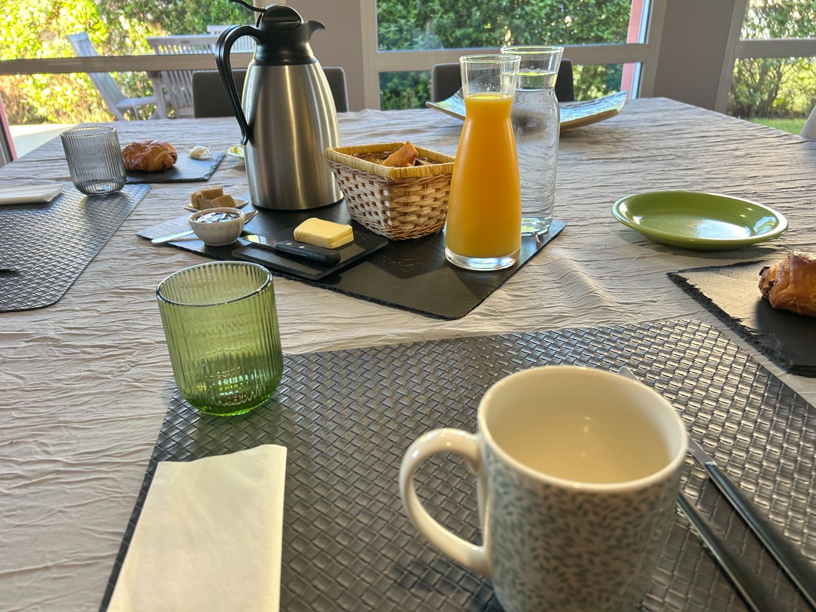 Votre petit déjeuner en intérieur ou en terrasse Votre petit déjeuner en intérieur ou en terrasse