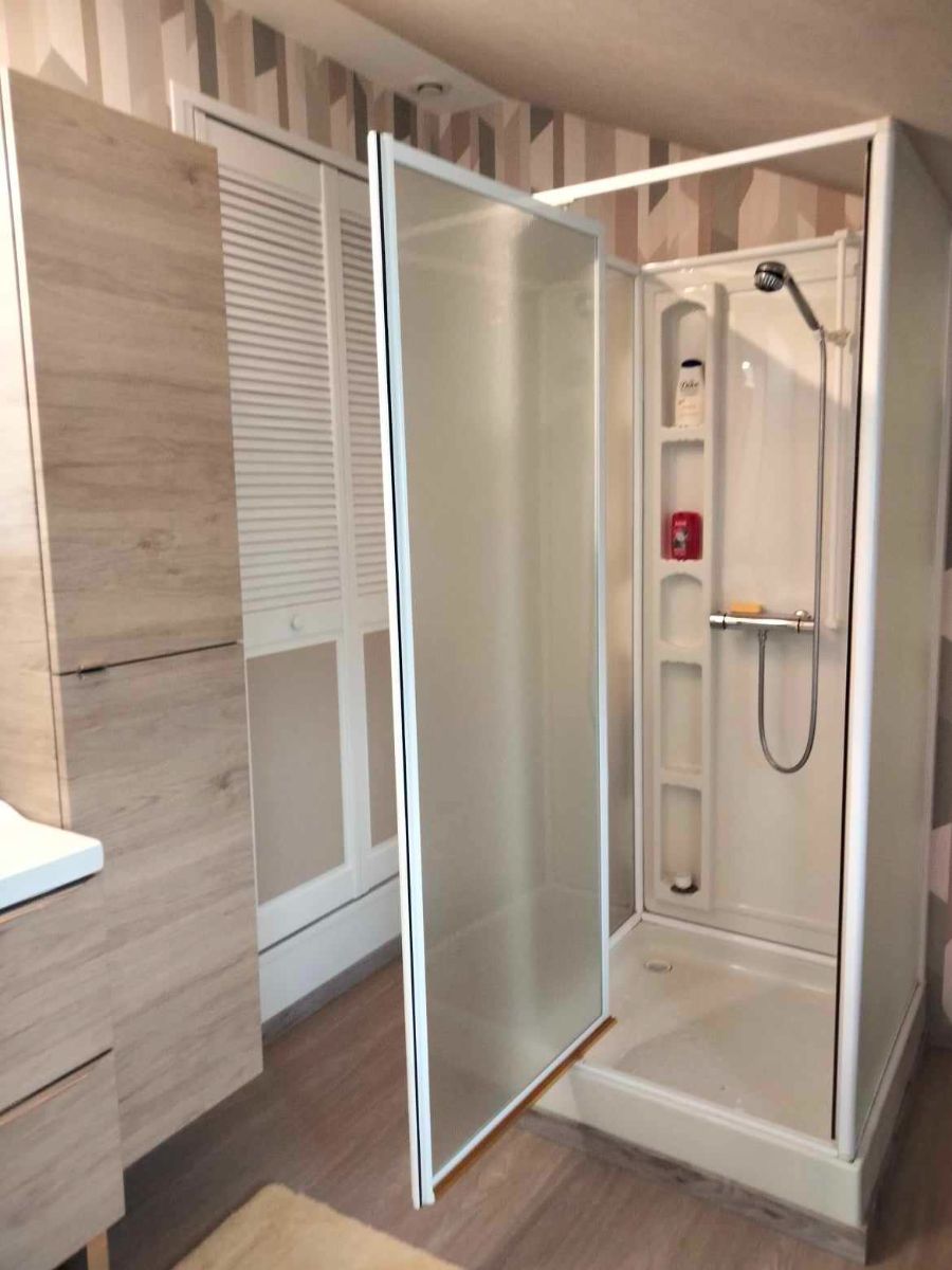 Cabine de douche porte ouverte Cabine de douche porte ouverte