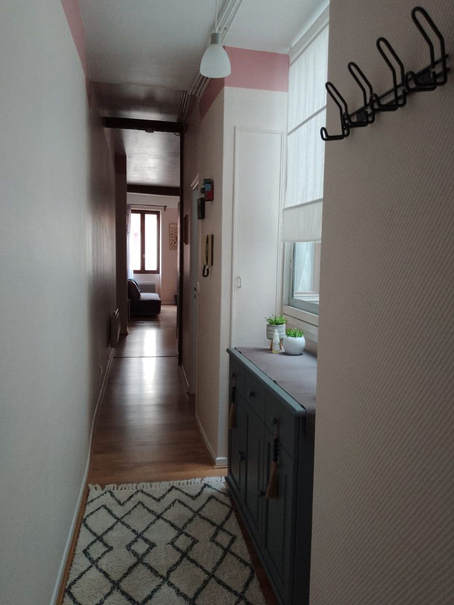 Couloir depuis entrée Couloir depuis entrée