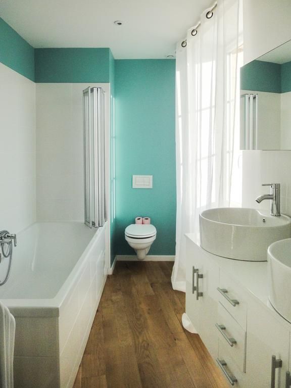 Chambre Cheval :   Chambre double vue jardin, baignoire, wc, vasque, wifi gratuit, TV cran plat. Dcoration trs colore pour un sjour en dtente.