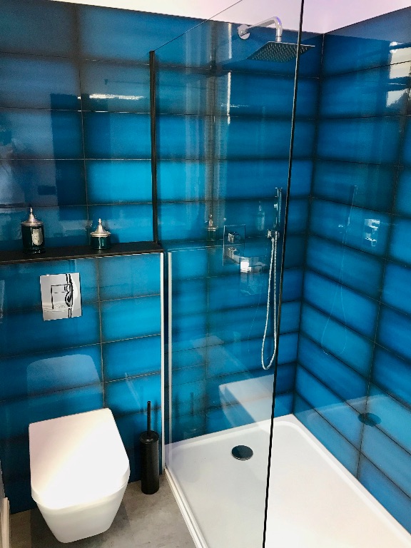 Chacune des salles d'eau est en harmonie avec la chambre . Toilettes suspendues, douches  l'italienne et clairage LED 