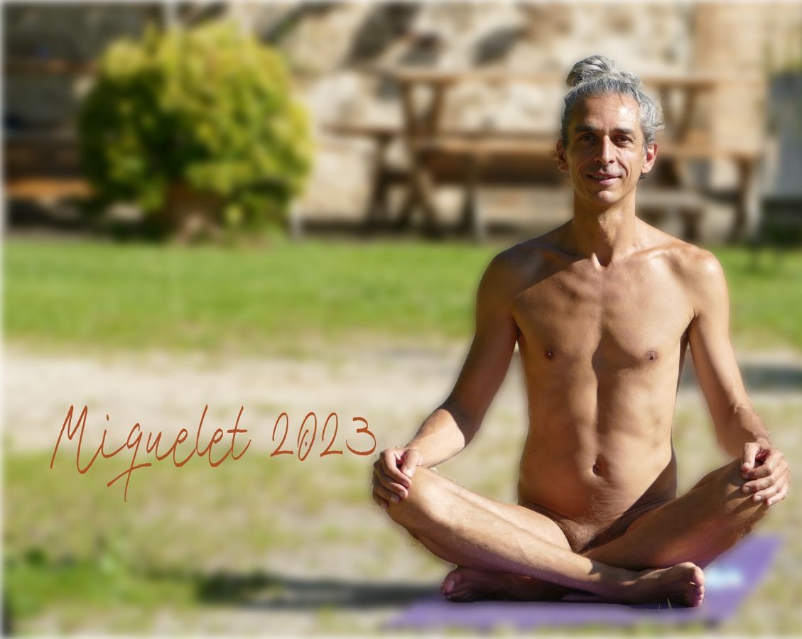 Vacaciones de yoga desnudo para hombres